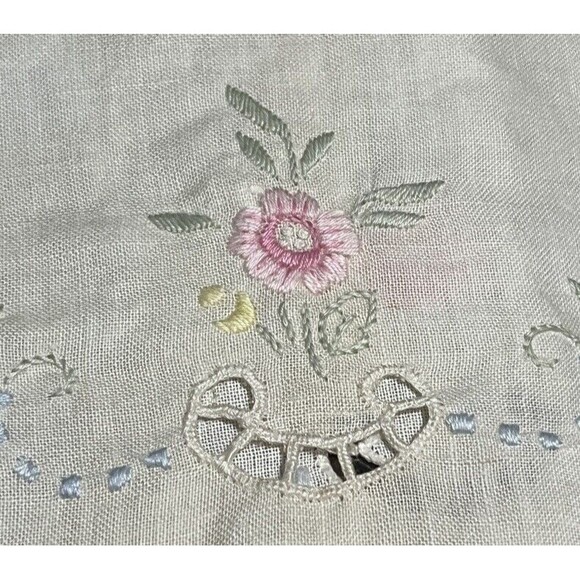 2‎ Vintage Linens Placemats Embroidered Cutwork Floral Italian Romantic Cottage - Picture 6 of 7
